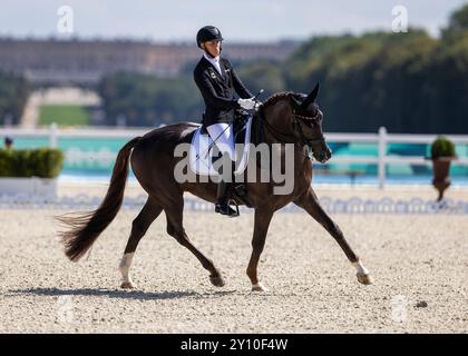 PARIGI, FRANCIA - 04 SETTEMBRE: Regine Mispelkamp (GER) con le delizie del cavallo Highlander durante le competizioni Equestre Para (Dressage) al Chaeteau de Versailles dei Giochi Paralimpici estivi di Parigi 2024 il 4 settembre 2024 a Parigi, Francia. (Foto di Mika Volkmann) credito: Mika Volkmann/Alamy Live News Foto Stock