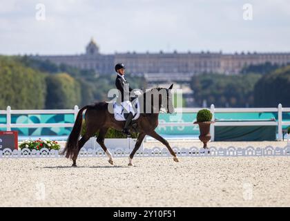 PARIGI, FRANCIA - 04 SETTEMBRE: Regine Mispelkamp (GER) con le delizie del cavallo Highlander durante le competizioni Equestre Para (Dressage) al Chaeteau de Versailles dei Giochi Paralimpici estivi di Parigi 2024 il 4 settembre 2024 a Parigi, Francia. (Foto di Mika Volkmann) credito: Mika Volkmann/Alamy Live News Foto Stock