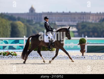 PARIGI, FRANCIA - 04 SETTEMBRE: Regine Mispelkamp (GER) con le delizie del cavallo Highlander durante le competizioni Equestre Para (Dressage) al Chaeteau de Versailles dei Giochi Paralimpici estivi di Parigi 2024 il 4 settembre 2024 a Parigi, Francia. (Foto di Mika Volkmann) credito: Mika Volkmann/Alamy Live News Foto Stock