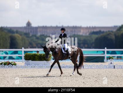 PARIGI, FRANCIA - 04 SETTEMBRE: Regine Mispelkamp (GER) con le delizie del cavallo Highlander durante le competizioni Equestre Para (Dressage) al Chaeteau de Versailles dei Giochi Paralimpici estivi di Parigi 2024 il 4 settembre 2024 a Parigi, Francia. (Foto di Mika Volkmann) credito: Mika Volkmann/Alamy Live News Foto Stock