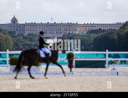 PARIGI, FRANCIA - 04 SETTEMBRE: Regine Mispelkamp (GER) con le delizie del cavallo Highlander durante le competizioni Equestre Para (Dressage) al Chaeteau de Versailles dei Giochi Paralimpici estivi di Parigi 2024 il 4 settembre 2024 a Parigi, Francia. (Foto di Mika Volkmann) credito: Mika Volkmann/Alamy Live News Foto Stock