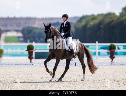 PARIGI, FRANCIA - 04 SETTEMBRE: Regine Mispelkamp (GER) con le delizie del cavallo Highlander durante le competizioni Equestre Para (Dressage) al Chaeteau de Versailles dei Giochi Paralimpici estivi di Parigi 2024 il 4 settembre 2024 a Parigi, Francia. (Foto di Mika Volkmann) credito: Mika Volkmann/Alamy Live News Foto Stock