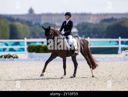 PARIGI, FRANCIA - 04 SETTEMBRE: Regine Mispelkamp (GER) con le delizie del cavallo Highlander durante le competizioni Equestre Para (Dressage) al Chaeteau de Versailles dei Giochi Paralimpici estivi di Parigi 2024 il 4 settembre 2024 a Parigi, Francia. (Foto di Mika Volkmann) credito: Mika Volkmann/Alamy Live News Foto Stock