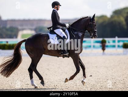 PARIGI, FRANCIA - 04 SETTEMBRE: Regine Mispelkamp (GER) con le delizie del cavallo Highlander durante le competizioni Equestre Para (Dressage) al Chaeteau de Versailles dei Giochi Paralimpici estivi di Parigi 2024 il 4 settembre 2024 a Parigi, Francia. (Foto di Mika Volkmann) credito: Mika Volkmann/Alamy Live News Foto Stock