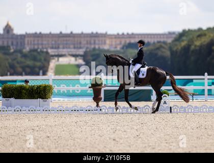 PARIGI, FRANCIA - 04 SETTEMBRE: Regine Mispelkamp (GER) con le delizie del cavallo Highlander durante le competizioni Equestre Para (Dressage) al Chaeteau de Versailles dei Giochi Paralimpici estivi di Parigi 2024 il 4 settembre 2024 a Parigi, Francia. (Foto di Mika Volkmann) credito: Mika Volkmann/Alamy Live News Foto Stock