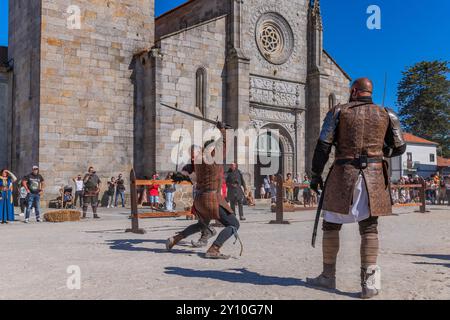 Caminha, Portogallo - 27 luglio 2024: Caminha durante la rievocazione della Fiera medievale. Caminha è una città nel nord del Portogallo, molto popolare tra To Foto Stock