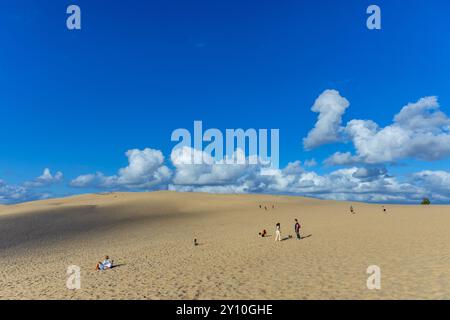 Duna di Pilat, Francia - 14 agosto 2024: Persone sulla duna di Pilat, la duna di sabbia più alta d'Europa. La teste-de-Buch, Arcachon Bay, Aquitania, Franco Foto Stock