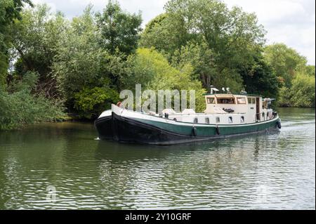 Chiatta olandese con scafo in acciaio (potrebbe essere una chiatta olandese Piper ma non confermata) in corso sul fiume Tamigi Windsor Berkshire Inghilterra Regno Unito Foto Stock