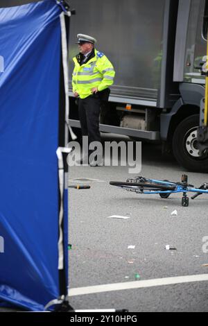 Londra, Inghilterra, Regno Unito. 4 settembre 2024. La bici e gli oggetti personali sono straripati sulla strada dopo un incidente che coinvolge un ciclista e un camion. Come primo ministro KIER STARMER è tornato per il tempo delle interrogazioni del primo ministro dopo la pausa estiva, un ciclista è stato buttato fuori dalla sua bici da un camion proprio fuori dall'edificio del parlamento. La polizia ha chiuso la zona e nonostante l'atterraggio dell'ambulanza della London Air Ambulance in Parliament Square, nel caso in cui il ciclista sia stato portato in ospedale con un'ambulanza. Crediti: ZUMA Press, Inc./Alamy Live News Foto Stock