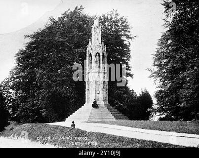 Queen Eleanor's Cross, London Road, Northampton. Da una serie di fotografie che celebrano il giubileo della Northampton Co-operative Society Ltd, (1870-1920). La Co-operative Society era una cooperativa britannica per i consumatori ed è oggi nota come Co-operative Group Ltd. Nel diciannovesimo e ventesimo secolo le cooperative erano gestite su base regionale. Foto Stock