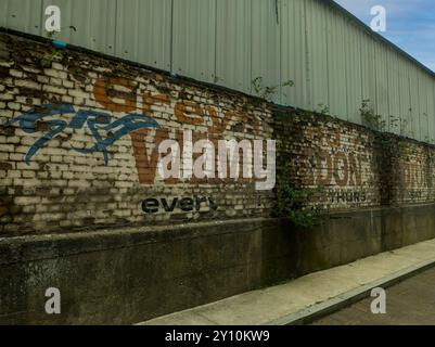 Una vecchia pubblicità murale per i Wimbledon Greyhounds fuori dal Cherry Red Records Stadium nel sud-ovest di Londra, Regno Unito Foto Stock