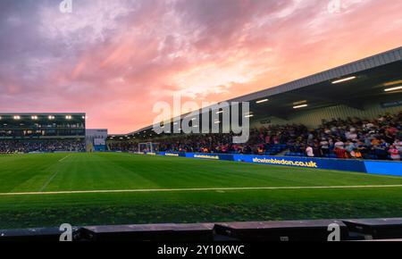 Il Cherry Red Records Stadium ospita la AFC Wimbledon nel sud-ovest di Londra, nel Regno Unito Foto Stock