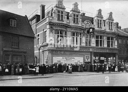 Negozio del ramo dei tendaggi della Northampton Co-op su Abington Street, Northampton. Da una serie di fotografie che celebrano il giubileo della Northampton Co-operative Society Ltd, (1870-1920). La Co-operative Society era una cooperativa britannica per i consumatori ed è oggi nota come Co-operative Group Ltd. Nel diciannovesimo e ventesimo secolo le cooperative erano gestite su base regionale. Foto Stock