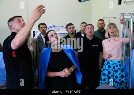 Lvov, Ucraina. 4 settembre 2024. Marketa Pekarova Adamova (centro), presidente della camera dei deputati della Repubblica Ceca, arrivò per una visita di un giorno nella città Ucraina occidentale di Leopoli, dove visitò le rovine di una casa distrutta nell'attacco notturno russo, il 4 settembre 2024. L'immagine la mostra in ospedale per veterani di guerra. Crediti: Martin Weiser/CTK Photo/Alamy Live News Foto Stock
