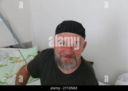 Lvov, Ucraina. 4 settembre 2024. Marketa Pekarova Adamova (non nella foto), Presidente della camera dei deputati della Repubblica Ceca, arrivò per una visita di un giorno nella città Ucraina occidentale di Leopoli, dove visitò le rovine di una casa distrutta nell'attacco notturno russo, il 4 settembre 2024. L'immagine mostra il veterano di guerra Volodymyr Danshevskyi (55) in ospedale per veterani di guerra durante la visita di Marketa Pekarova Adamova. Crediti: Martin Weiser/CTK Photo/Alamy Live News Foto Stock