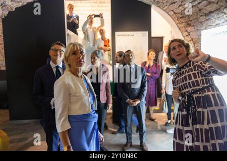 4 settembre 2024, Assia, Francoforte/M.: Ministro presidente dell'Assia, Boris Rhein (l) in una cantina dell'ex Judengasse, insieme al ministro digitale Kristina Sinemus (2 da sinistra), hanno presentato al Museo Judengasse una sovvenzione di 1,3 milioni di euro per il progetto "Immersive Jewish Frankfurt", un viaggio digitale nel tempo nella Judengasse di Francoforte. Il Dr. Mirjam Wenzel (r), direttore del Museo Ebraico di Francoforte, spiega le restanti parti della volta. Nel mezzo, il sindaco Mike Josef e il capo degli affari culturali Dr. Ina Hartwig. Foto: Helmut Fricke/dpa Foto Stock