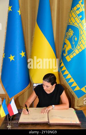 Lvov, Ucraina. 4 settembre 2024. Marketa Pekarova Adamova, Presidente della camera dei deputati della Repubblica Ceca, arrivò per una visita di un giorno nella città Ucraina occidentale di Leopoli, dove visitò le rovine di una casa distrutta nell'attacco notturno russo, il 4 settembre 2024. Marketa Pekarova Adamova firma un libro di ricordo durante la sua visita a Leopoli. Crediti: Martin Weiser/CTK Photo/Alamy Live News Foto Stock