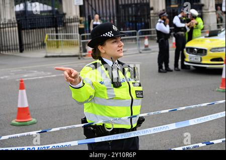 LONDRA, REGNO UNITO. 4 settembre 2024. La polizia pattuglia la strada dopo un incidente avvenuto a Westminster, vicino al Parlamento britannico, quando un camion ha colpito un ciclista. Un servizio di elicottero d'emergenza atterrò a Parliament Square a Londra, Regno Unito. ( Credito: Vedi li/Picture Capital/Alamy Live News Foto Stock