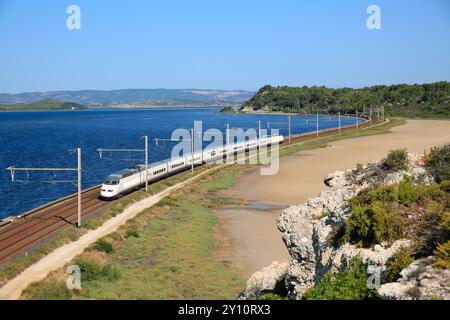 La linea principale dalla Francia alla Spagna corre tra Narbona e Perpignano in Francia diverse volte lungo le Etangs e le spiagge. I treni TGV, che sono stati acquistati in Francia dalla ferrovia statale spagnola RENFE negli anni '1990, sono utilizzati lì. Questi treni sono tecnicamente identici al TGV. I treni collegano Marsiglia a Barcellona. Foto Stock