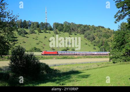 Treno Eurocity (EC) gestito da Deutsche Bahn AG, DB Fernverkehr AG, tra Ulma e Stoccarda sulla Svevia vicino a Lonsee. Foto Stock