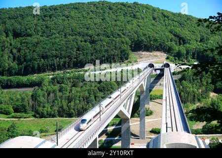 La nuova linea DI GHIACCIO tra Wendlingen e Ulm è in funzione dal dicembre 2022. La struttura più grande è il ponte Filstal tra Mühlhausen e Wiesensteig nel Filstal superiore. I treni ICE condividono il percorso con un veloce InterRegioExpress, che viaggia anche a 200 km/h.. Foto Stock