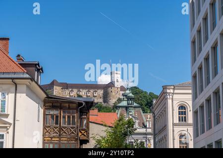 Vista della torre di osservazione del castello di Lubiana vista dal centro città Foto Stock