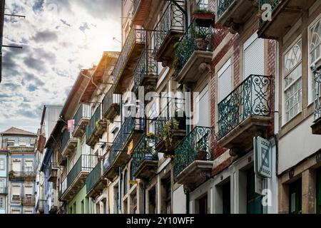 L'ex quartiere ebraico di Sao Pedro de Miragaia nella città di Porto con i suoi vicoli originali e pittoreschi, le facciate delle case e i tipici balconi Foto Stock