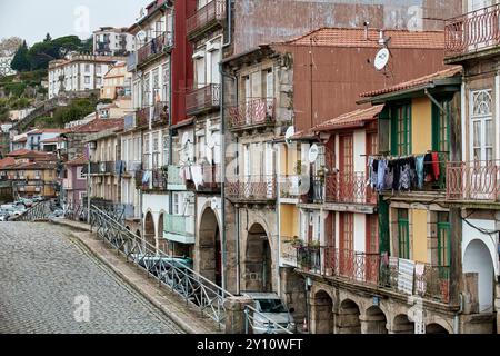 L'ex quartiere ebraico di Sao Pedro de Miragaia nella città di Porto con i suoi vicoli originali e pittoreschi, le facciate delle case e i tipici balconi Foto Stock