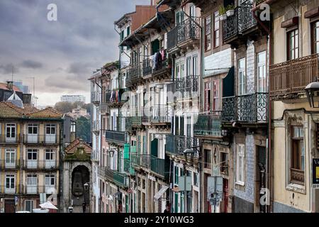 L'ex quartiere ebraico di Sao Pedro de Miragaia nella città di Porto con i suoi vicoli originali e pittoreschi, le facciate delle case e i tipici balconi Foto Stock