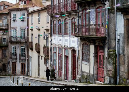 L'ex quartiere ebraico di Sao Pedro de Miragaia nella città di Porto con i suoi vicoli originali e pittoreschi, le facciate delle case e i tipici balconi Foto Stock