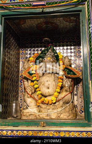 statua del signore indù ganesha all'ingresso della casa per il benessere Foto Stock