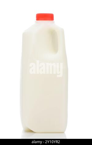 Una bottiglia di latte in plastica da un quarto, con tappo rosso e senza etichetta, su bianco con riflesso. Foto Stock