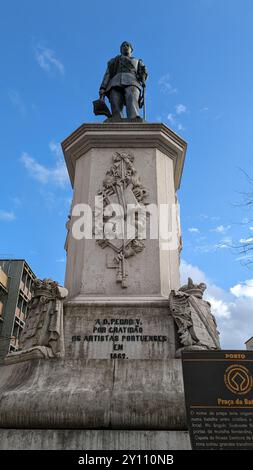 Porto, Portogallo - 15 marzo 2024: Vista ravvicinata del monumento di re Pietro V a Praca da Batalha, con dettagli decorati del piedistallo e statu a tutta lunghezza Foto Stock