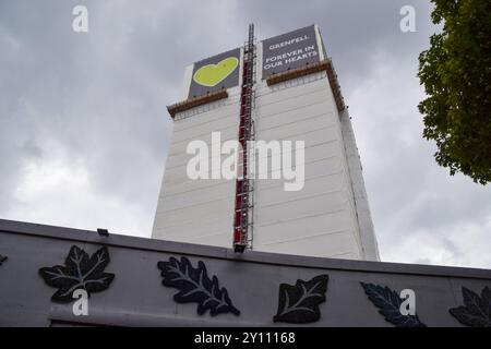 Vista generale della Grenfell Tower mentre viene pubblicato il rapporto d'inchiesta. 72 persone morirono quando un incendio scoppiò nel blocco di appartamenti a North Kensingon, West London nel 2017. Foto Stock