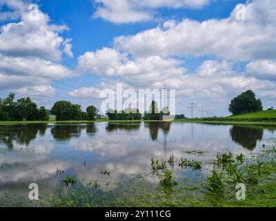 Prato allagato dopo l'alluvione estiva del 2024 ai margini del Parco naturale delle foreste occidentali di Augusta Foto Stock