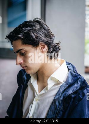 Giovane con i capelli scuri Foto Stock