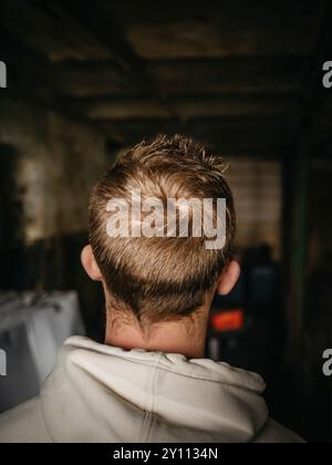 Giovane con cappuccio in magazzino Foto Stock