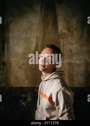 Giovane con cappuccio in magazzino Foto Stock