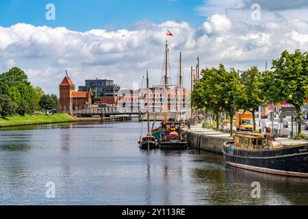 Navi a vela tradizionali nel porto museale della città anseatica di Lübeck, Schleswig-Holstein, Germania Foto Stock