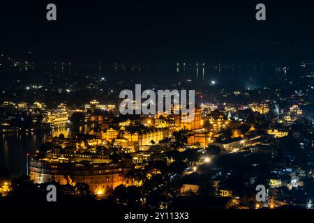 La vista notturna della città lacustre con una spettacolare illuminazione da una prospettiva unica è scattata a Udaipur, rajasthan india. Foto Stock