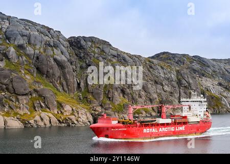 Prince Christian Sound, Groenlandia - 28 agosto 2024: Nave di rifornimento merci Malik Arctica che naviga su un fiordo nella Prince Christian Sound in Groenlandia Foto Stock