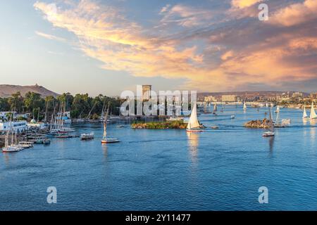 Una vista panoramica delle barche a vela sul Nilo ad Assuan, Egitto Foto Stock