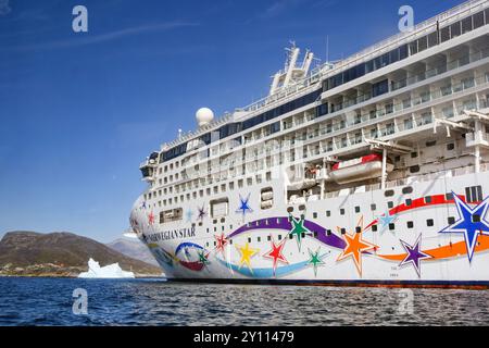 Nanortalik, Groenlandia - 27 agosto 2024: Nave da crociera Norwegian Star operata dalla Norwegian Cruise Line ormeggiata a Nanortalik nella Groenlandia meridionale Foto Stock