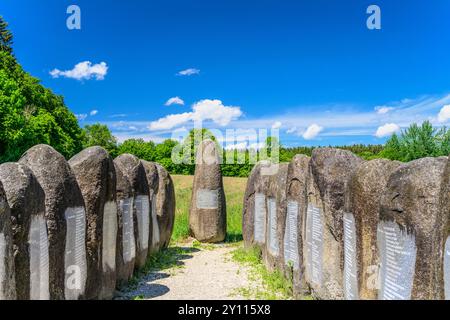 Germania, Baviera, distretto di Ebersberg, Glonn, distretto di Herrmannsdorf, cerchio di pietre "Die Arche" sul percorso artistico Foto Stock