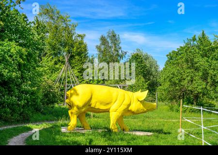 Germania, Baviera, distretto di Ebersberg, Glonn, Herrmannsdorf, Galleria Gottwald, scultura di maiale "il maiale d'oro" Foto Stock