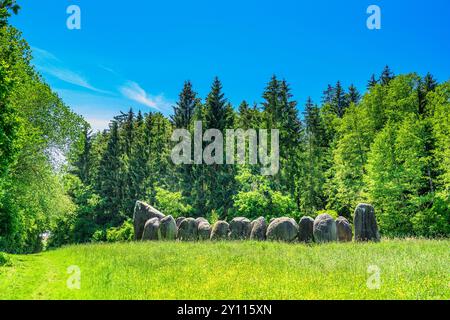 Germania, Baviera, distretto di Ebersberg, Glonn, distretto di Herrmannsdorf, cerchio di pietre "Die Arche" sul percorso artistico Foto Stock