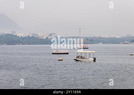 Le barche sul lago incontaminato con sfondo di montagna al mattino vengono scattate a Udaipur, rajasthan india. Foto Stock