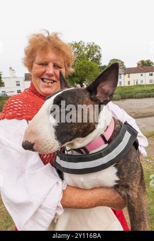 Inghilterra, Kent, Faversham, l'Annual Pirate Festival, donna che tiene in mano un cane grande Foto Stock