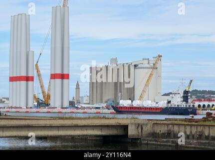 FRANCIA, porto di le Havre, Siemens Gamesa Renewable Energy SGRE sito di produzione per turbine eoliche, spedizione di pale rotora, turbine e segmenti a torre per il parco eolico offshore da 500 MW Fecamp von Électricité de France SA EDF Renewables, Enbridge Inc. Und wpd Foto Stock