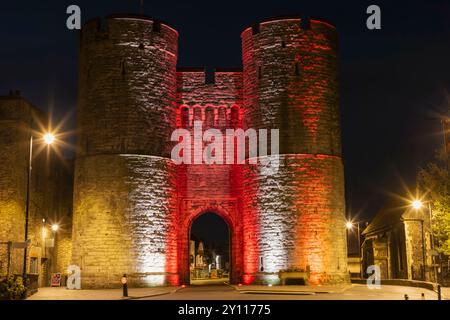 Inghilterra, Kent, Canterbury, Westgate Tower e Museo illuminati di notte Foto Stock